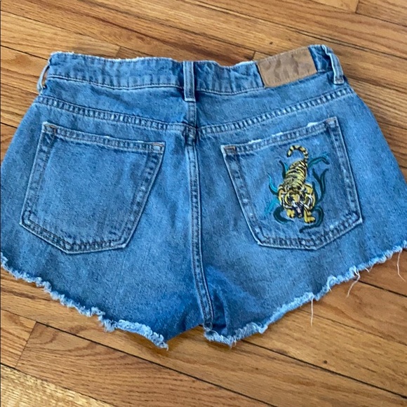 H&M Size 8 Jean Shorts with Embroidered Tiger - Picture 9 of 10
